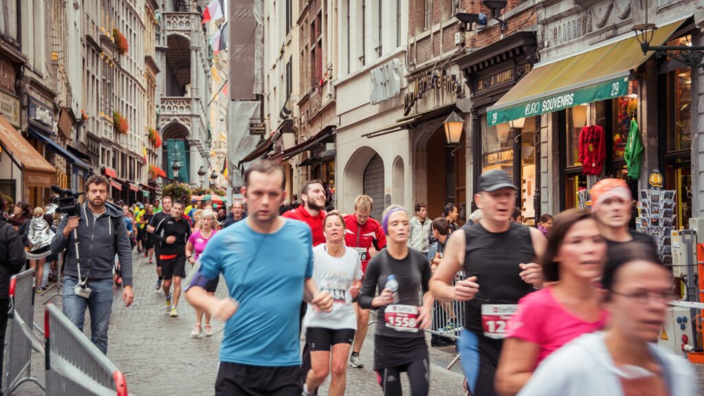 belfius,brussels,marathon,2014:,lots,of,people,running,in,narrows